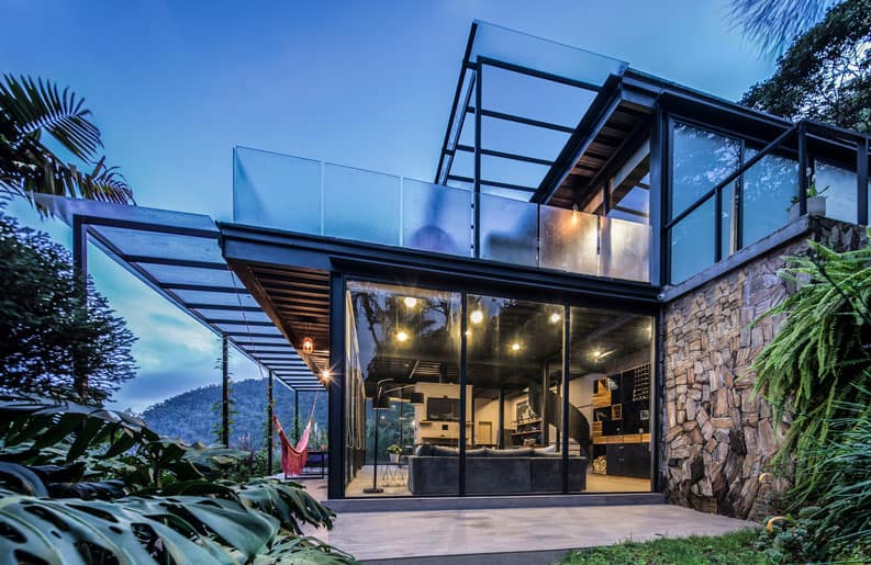 Casa el cielo. Una vivienda que surge de las profundidades de la montaña