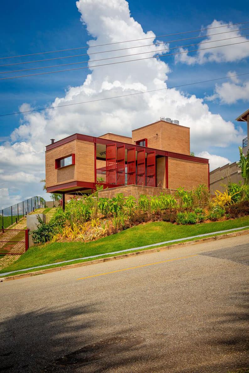 Casa Itatiba. Un hogar que se afianza en lo más alto de la colina