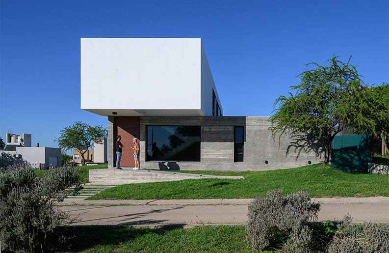 Casa CM. Una vivienda con espacios abiertos para captar lo natural en la zona urbana