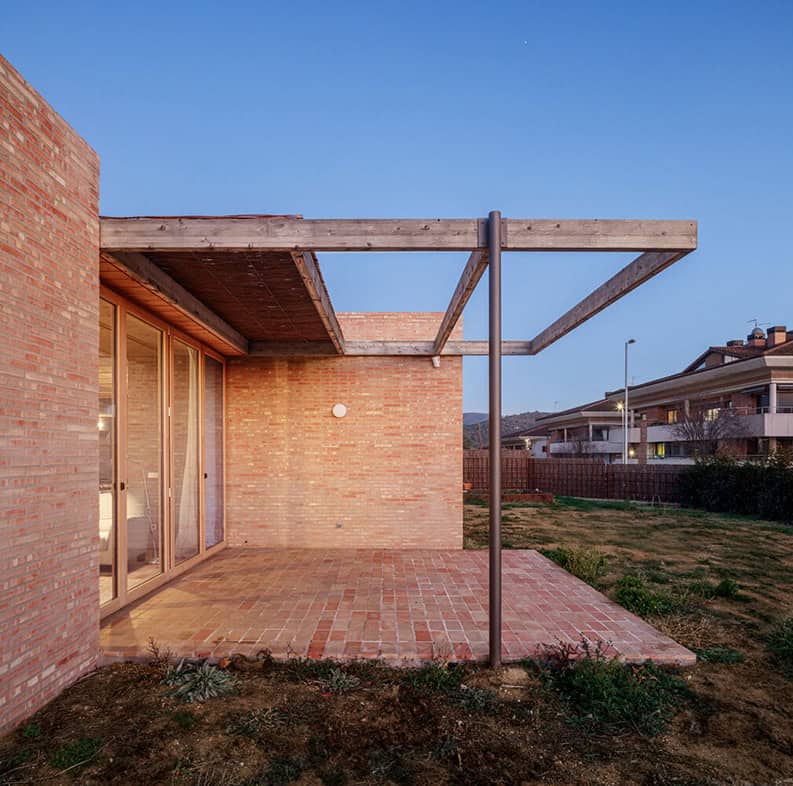 Casa LA by Alventosa Morell Arquitectes