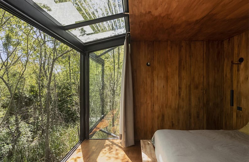 Casa Libélula. Una vivienda que se encuentra a la altura de un hermoso río