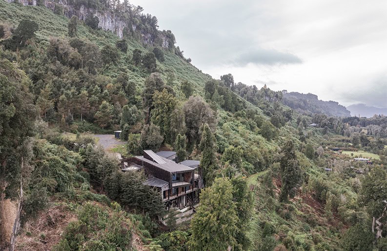 Casa MM. Una propiedad que está rodeada de árboles y un lago