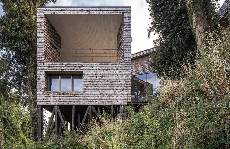 Casa MM. Una propiedad que está rodeada de árboles y un lago