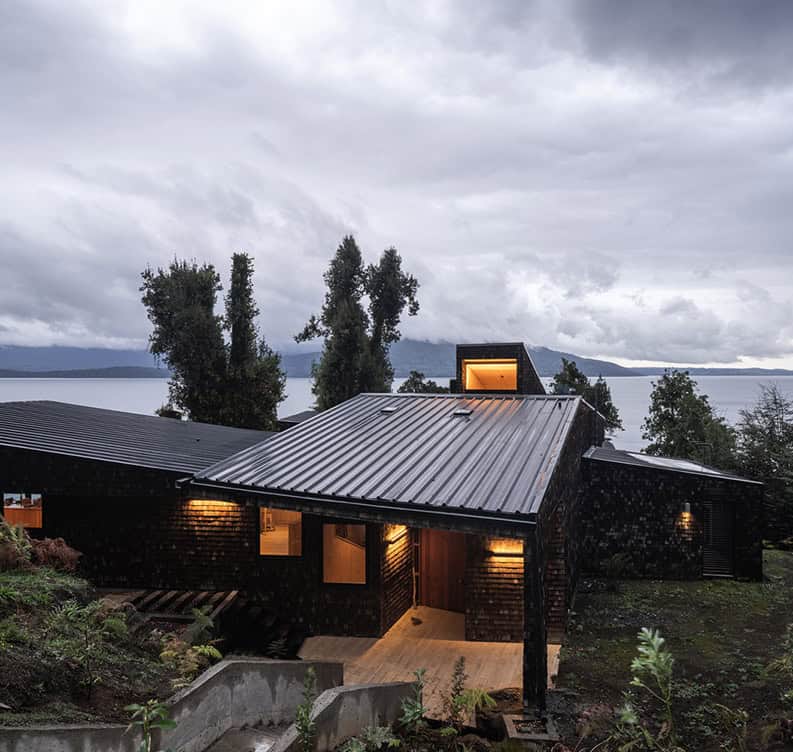 Casa MM. Una propiedad que está rodeada de árboles y un lago