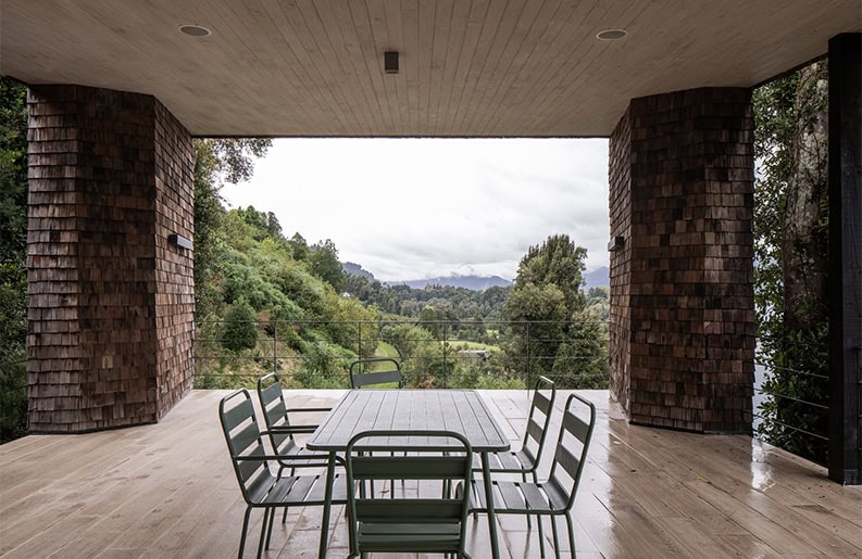 Casa MM. Una propiedad que está rodeada de árboles y un lago