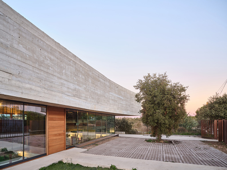 Casa Roble by MUKA Arquitectura