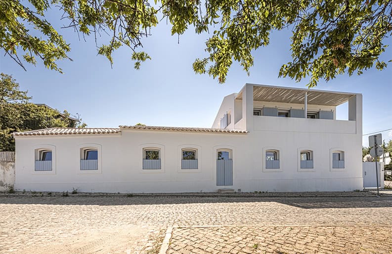 Casa en Cacela Velha. Una vivienda que se ubica en un terreno tradicional