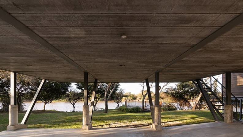 Casa en el Río by Juan Alfaro, María Emilia Lafranconi 