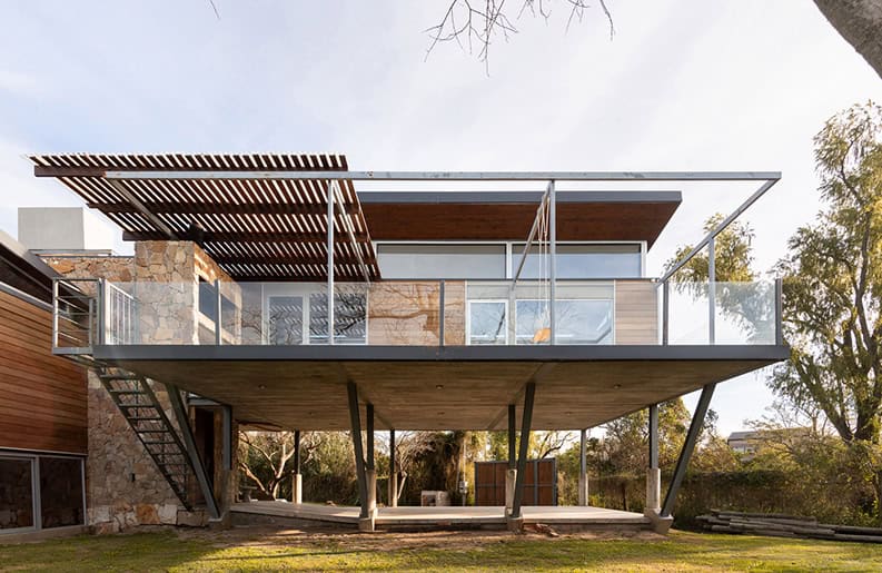 Casa en el Río by Juan Alfaro, María Emilia Lafranconi 