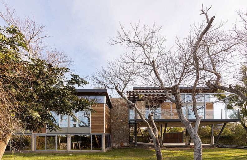 Casa en el Río by Juan Alfaro, María Emilia Lafranconi