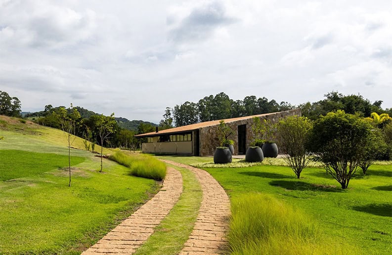 Casa lta. Una vivienda que está rodeado de un bello río  