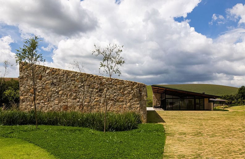 Casa lta. Una vivienda que está rodeado de un bello río  