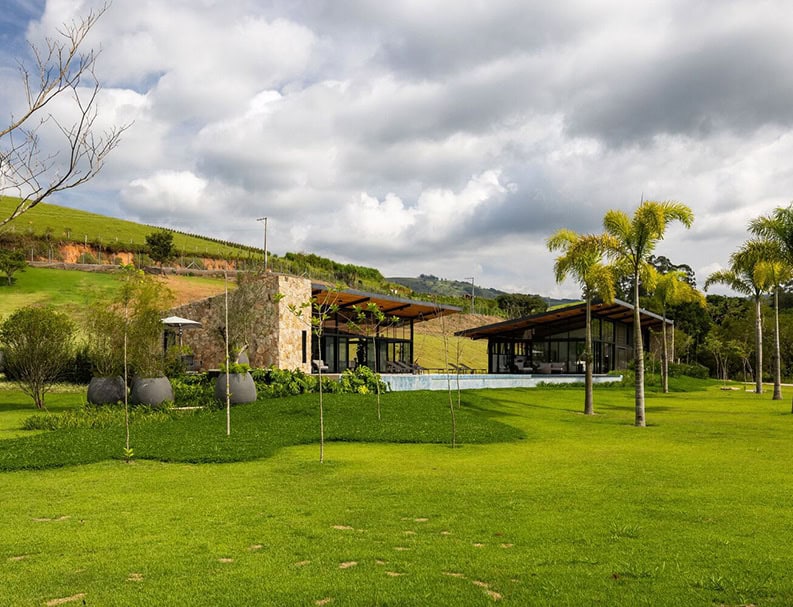 Casa lta. Una vivienda que está rodeado de un bello río  