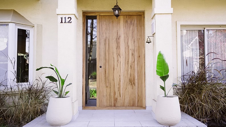 Puertas de madera que dan bienvenida al hogar. ¿Por qué son tendencia?