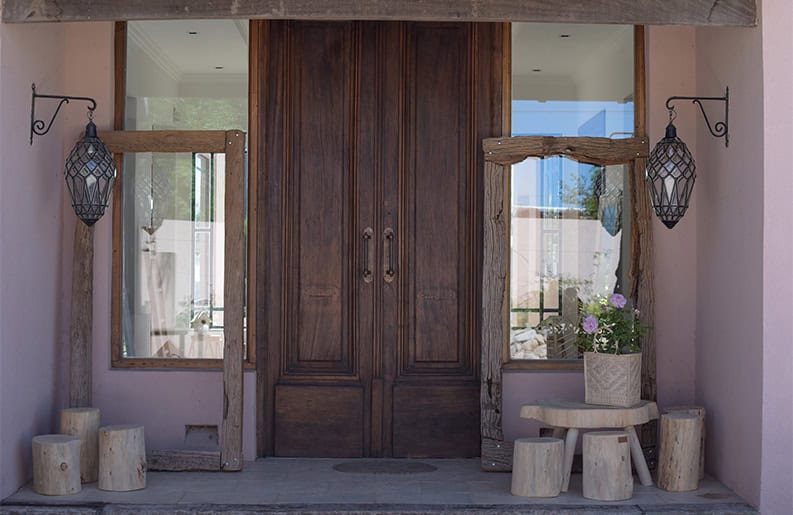 Puertas de madera que dan bienvenida al hogar. ¿Por qué son tendencia?