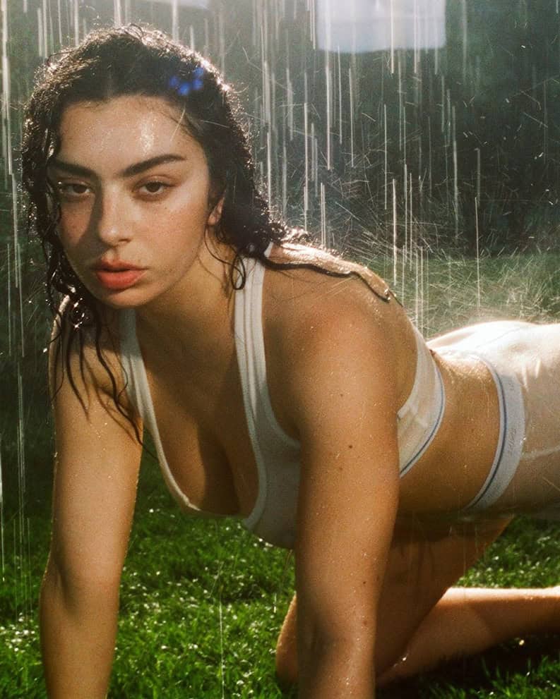 Charli XCX se une a SKIMS