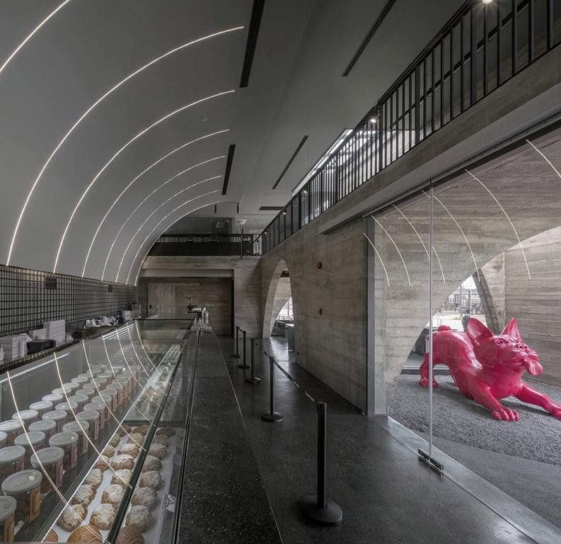 French Kitsch III. Un café que rinde homenaje a las catedrales góticas europeas