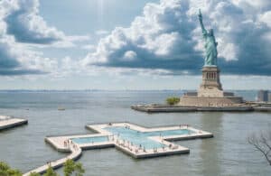 Nueva York presenta su primera piscina en el East River